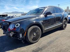 Bentley Bentayga fotografiado en una subasta de vehículos en EE. UU.