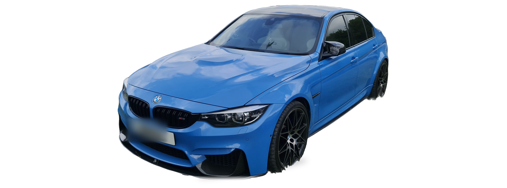 BMW M3 azul (F80), sedán, vista frontal de tres cuartos, con las ubicaciones del VIN marcadas