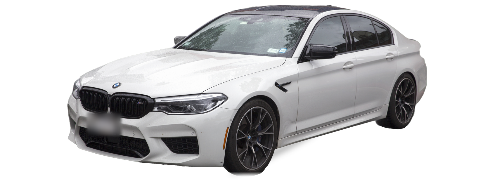 BMW M5 blanco (F90), sedán, vista frontal de tres cuartos, con las ubicaciones del VIN marcadas