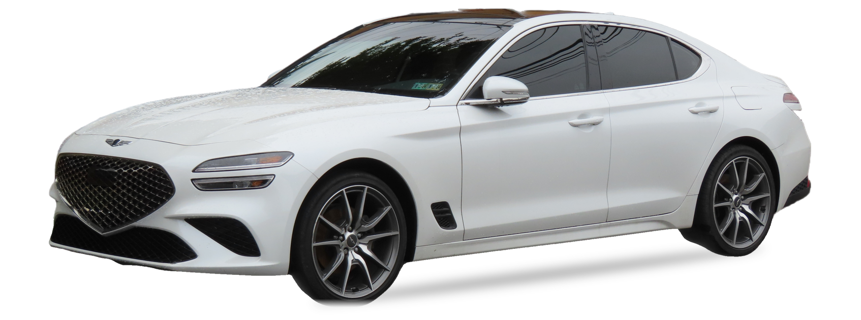 Genesis G70 blanco (primera generación), sedán, vista frontal de tres cuartos, con las ubicaciones del VIN marcadas
