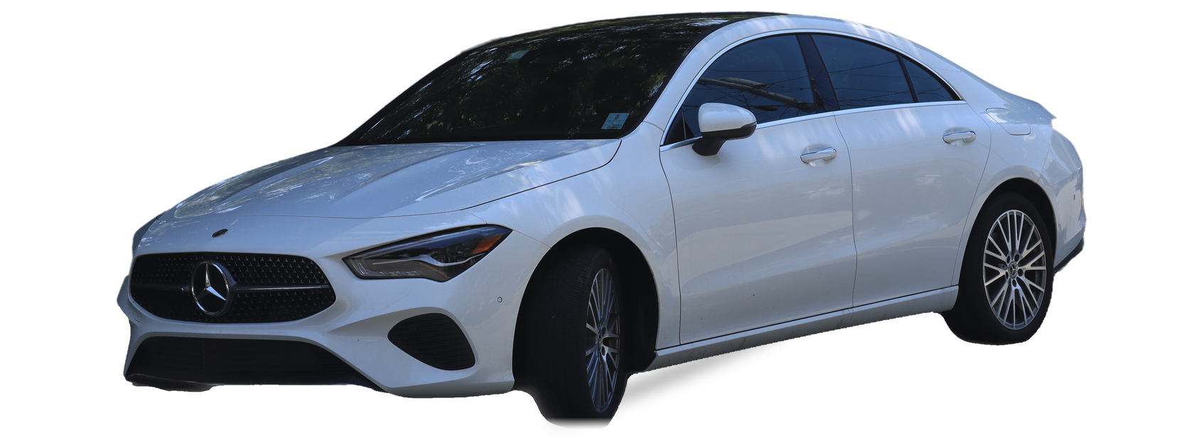 Mercedes-Benz CLA blanco (segunda generación), cupé de cuatro puertas, vista frontal de tres cuartos, con las ubicaciones del VIN marcadas