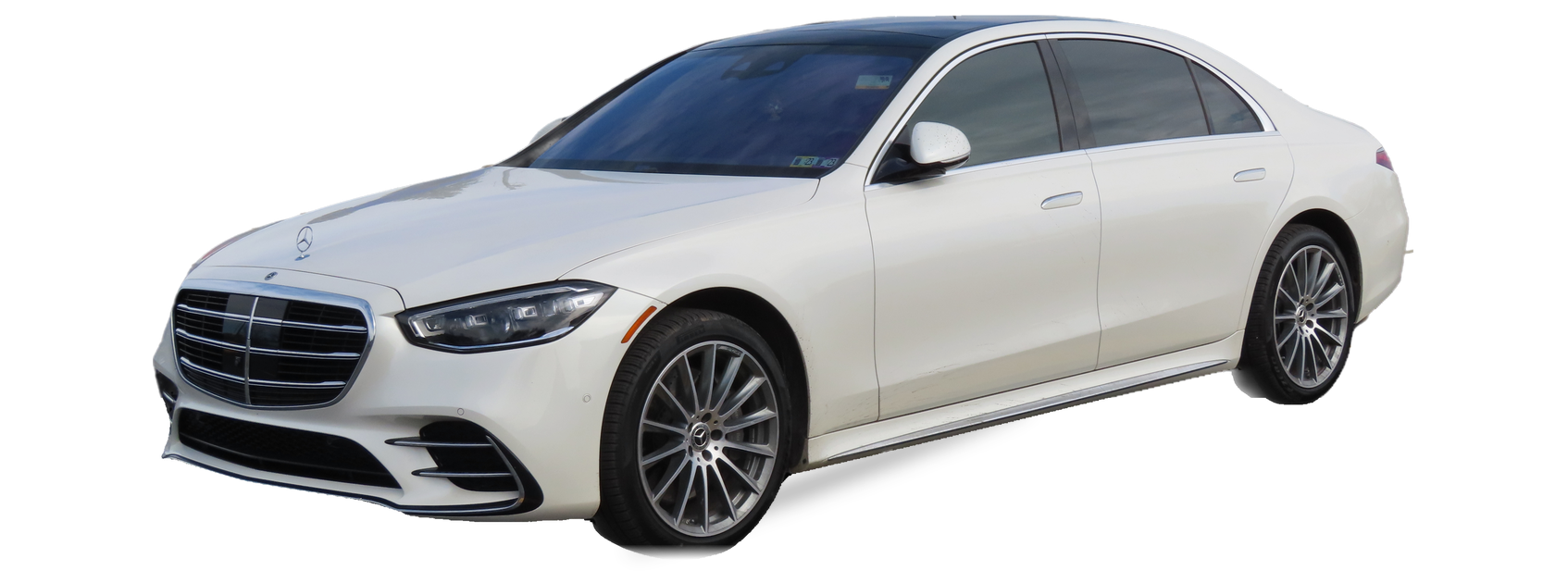 Mercedes-Benz S-Class blanco (séptima generación), sedán, vista frontal de tres cuartos, con las ubicaciones del VIN marcadas