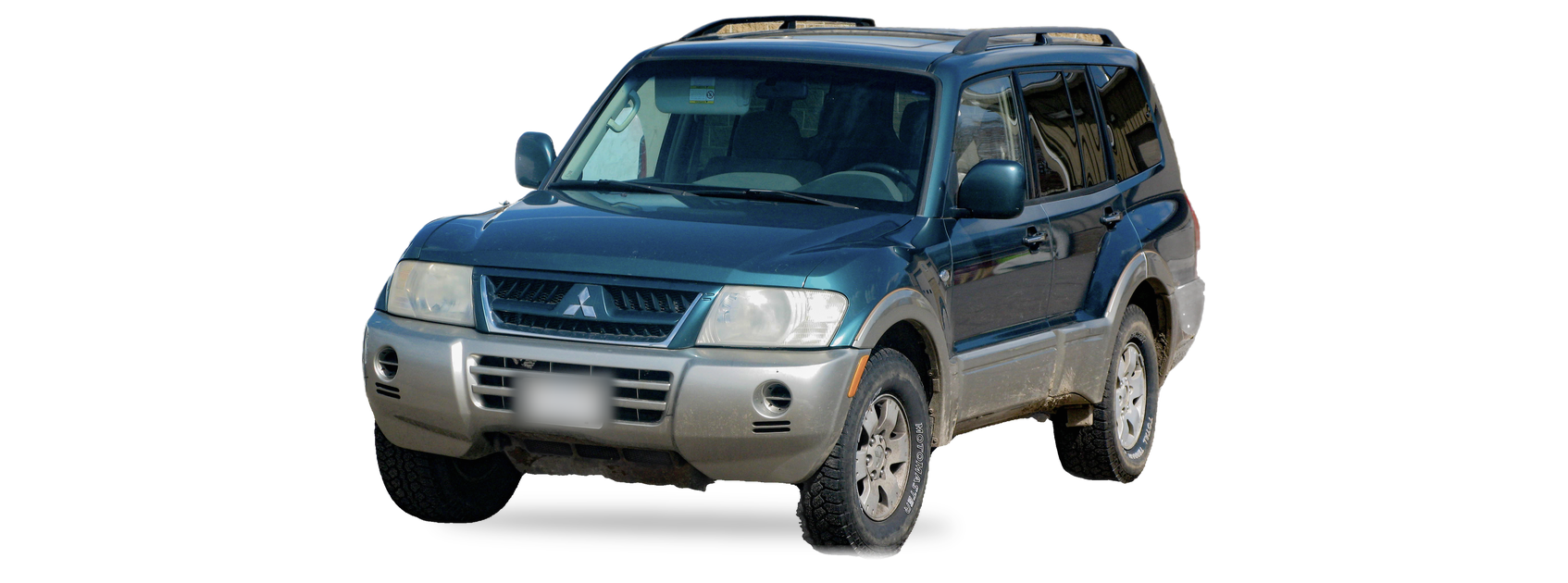Mitsubishi Montero verde (tercera generación), SUV, vista frontal de tres cuartos, con las ubicaciones del VIN marcadas