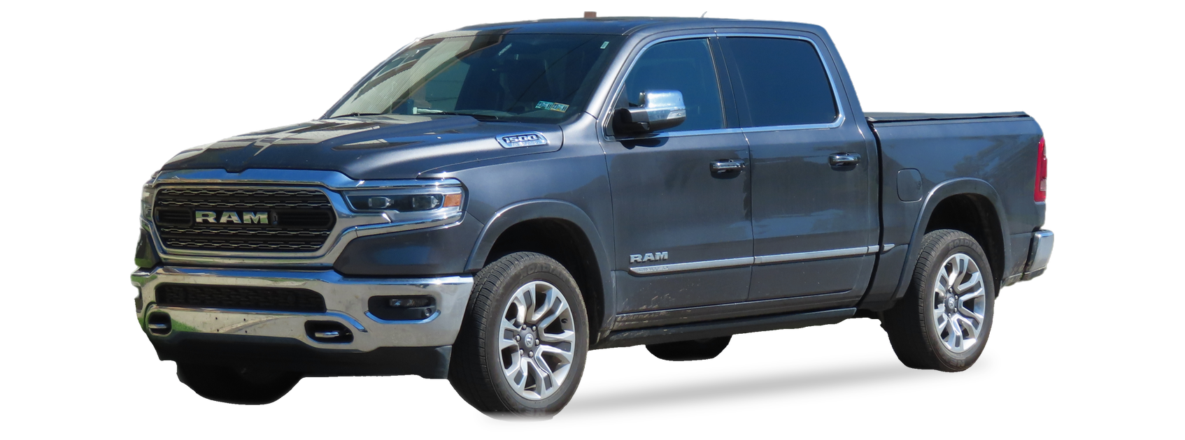 Ram 1500 gris (quinta generación), pickup doble cabina, vista frontal de tres cuartos, con las ubicaciones del VIN marcadas